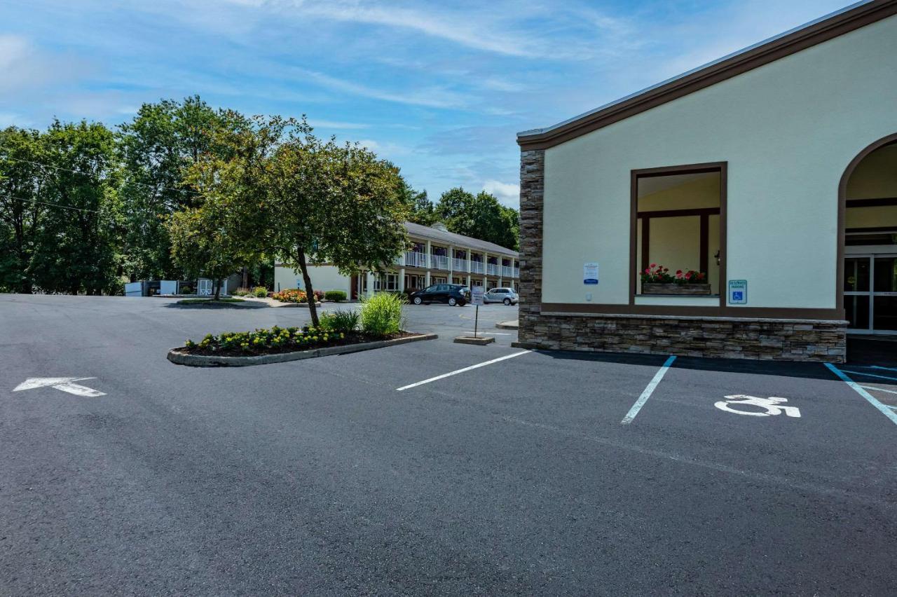 Rodeway Inn Poughkeepsie Exterior photo